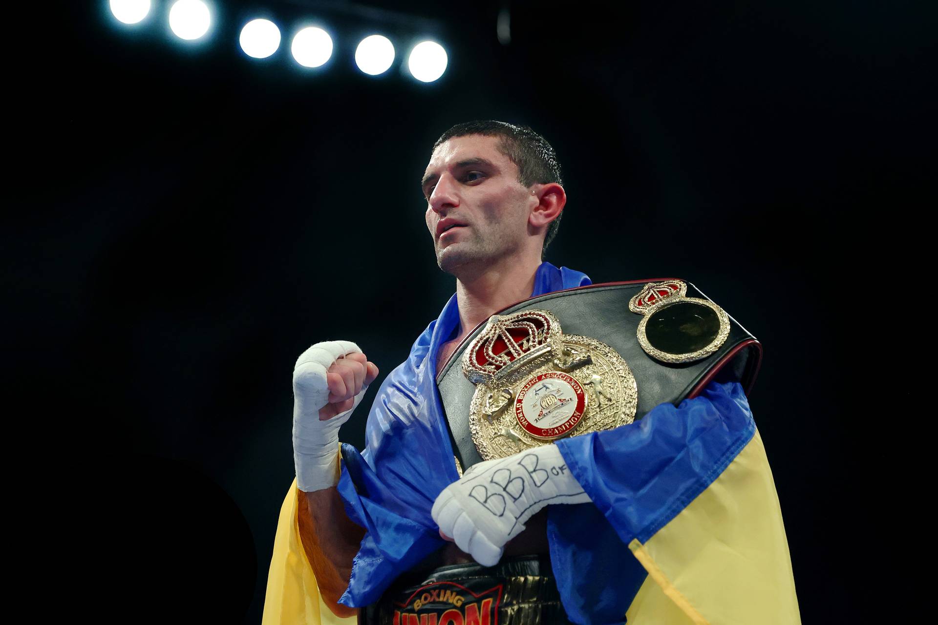 Минус один соперник для Далакяна. Чемпион WBO не выйдет в ринг до конца года