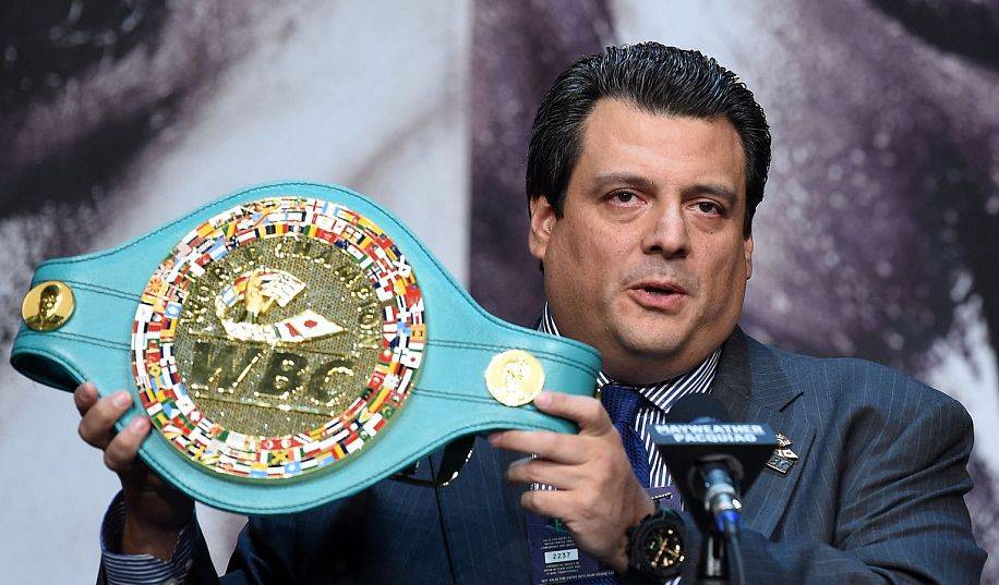 А чому у нього тоді тимчасовий пояс? Уайт не претендентом на титул WBC