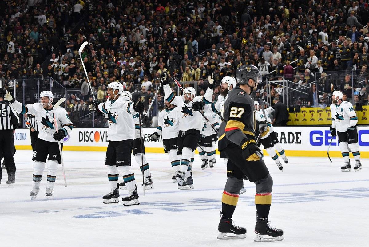 Жуткая ошибка вратаря «Вегаса» во втором овертайме, которая позволила «Сан-Хосе» перевести серию в седьмой матч. Видео