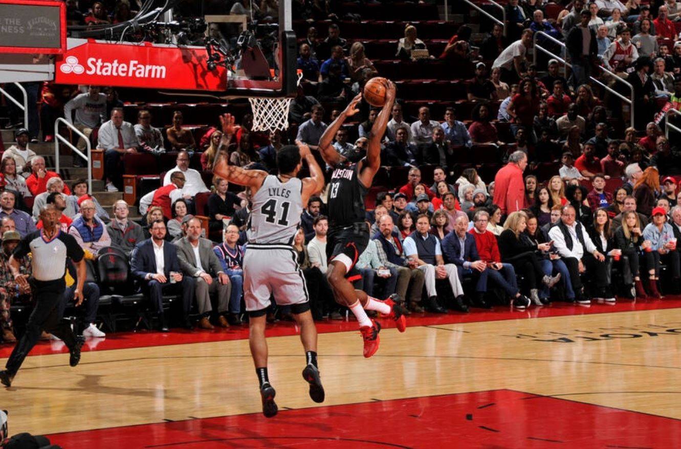 Харден ударил соперника локтем и разбил ему лицо до крови