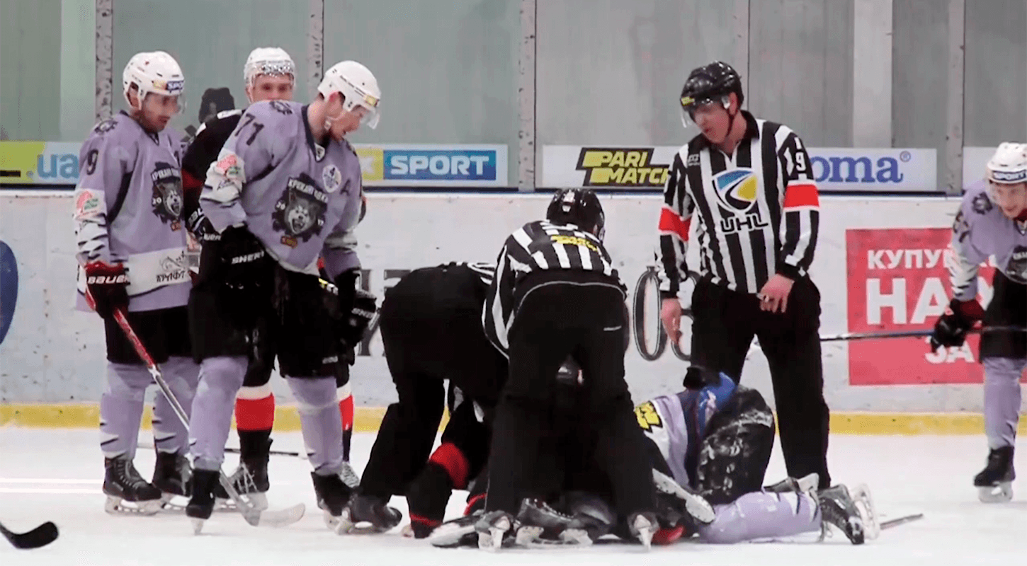 «Кременчуг» и «Ледяные Волки» устроили две яркие драки на льду. Даже здесь разгром от «горожан»