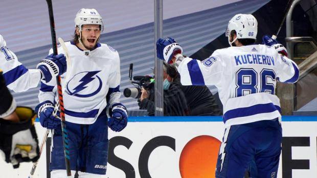 Три раза пробросили шайбу между ног в одной атаке. Потрясающий гол «Тампы» в ворота «Бостона»