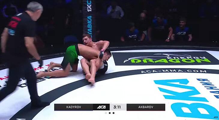 Знову суддя допоміг. Син кадирова дебютував в MMA. Відео