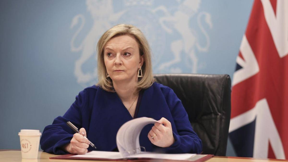 «В якому ж ми глухому куті». Лінекер прокоментував відставку Ліз Трасс з поста прем'єр-міністерки Великої Британії