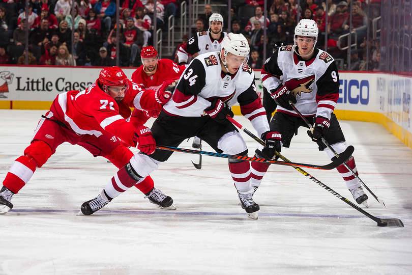 Ассистентский хет-трик Линдхольма помог «Калгари» обыграть «Даллас», «Аризона» разобралась с «Детройтом»