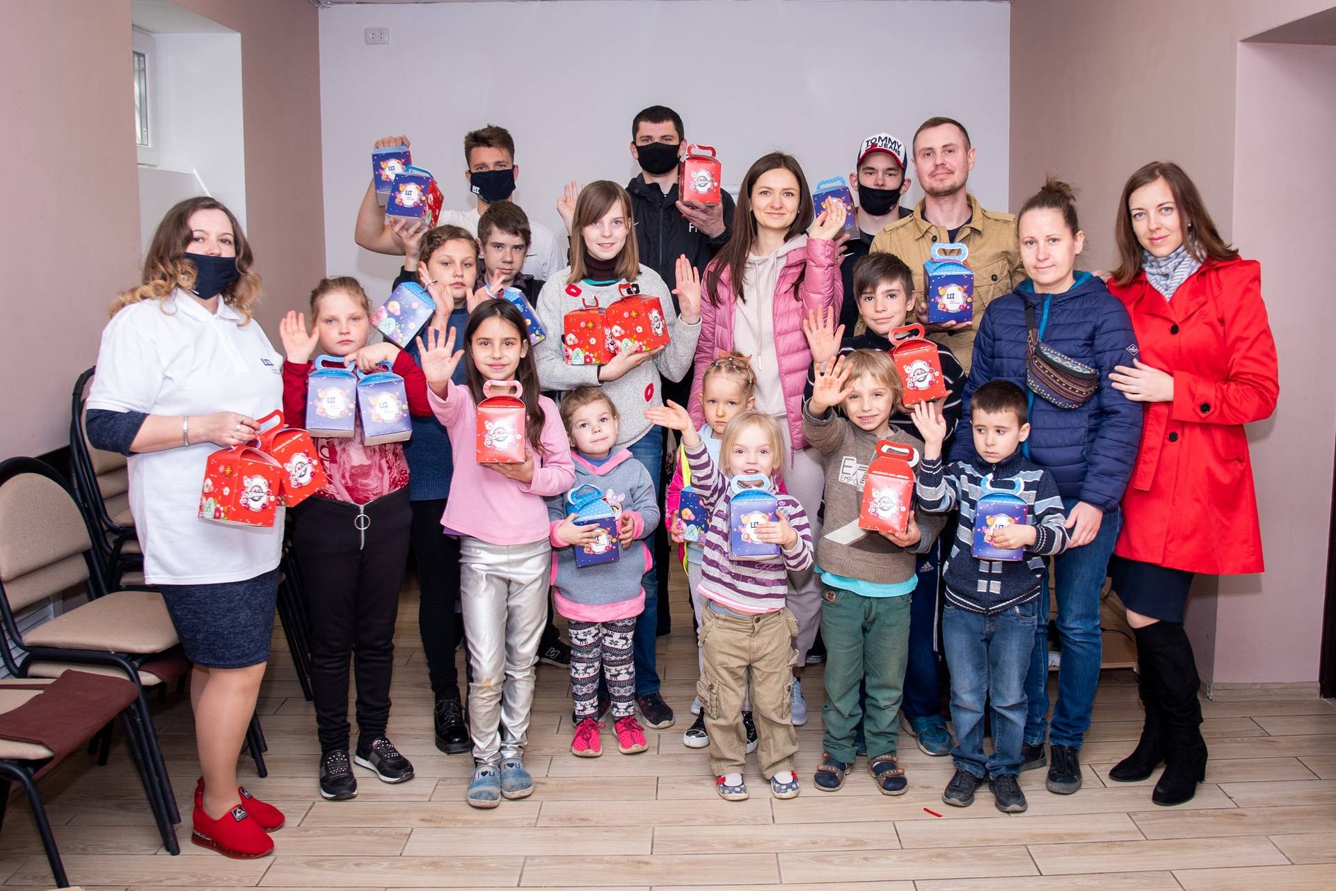 Благодійники і спортсмени вручили 1200 пасок старим, сиротам та інвалідам Донеччини