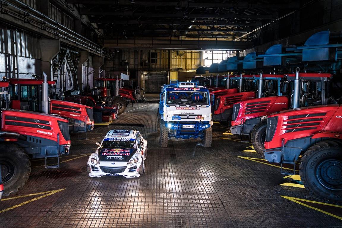 Чемпион мира по дрифту попытался обогнать победителя «Дакара»