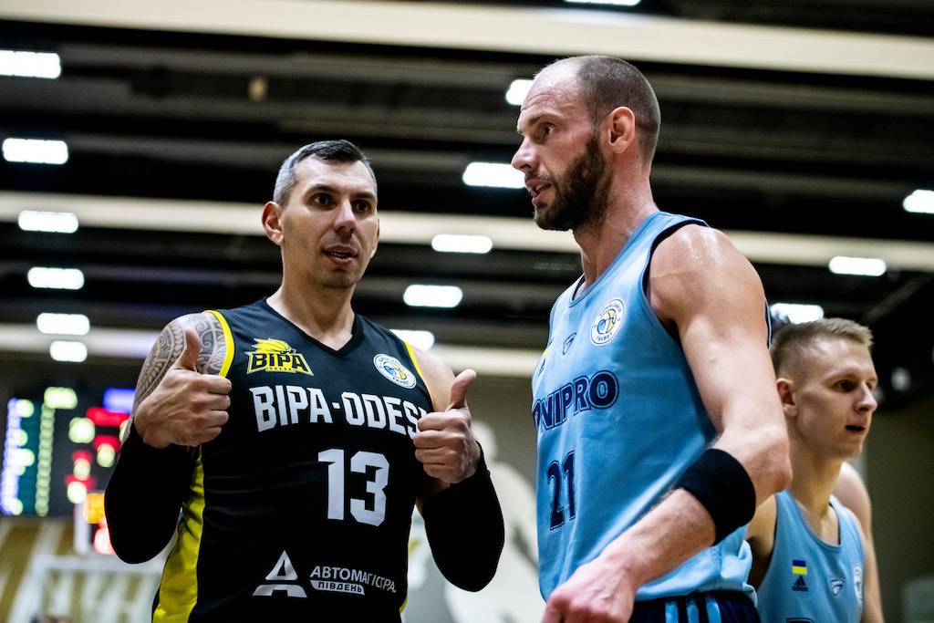 Дніпро без поразок пройшов київський «бабл», Будівельник виграв перший матч у Суперлізі