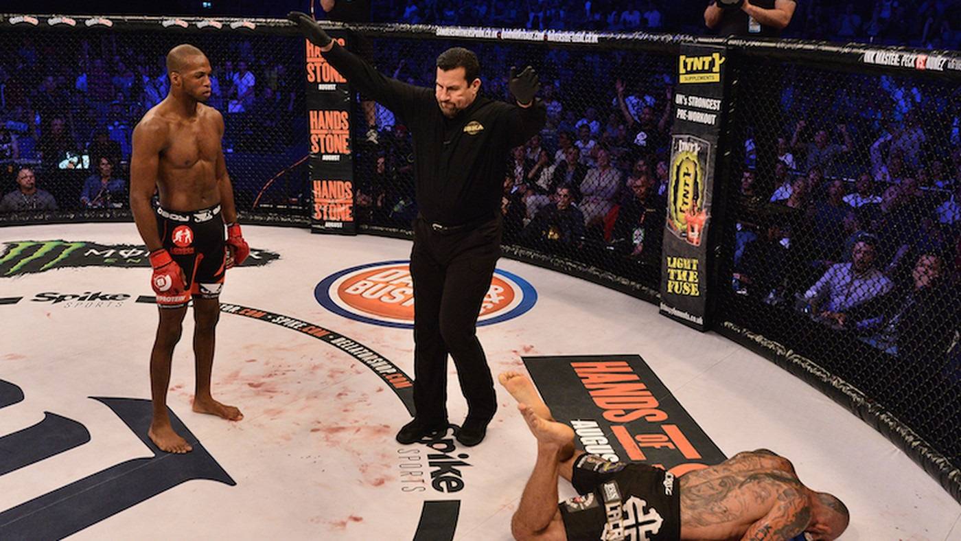 Только для 18+. Звездный шоумэн нокаутировал и сломал череп сопернику