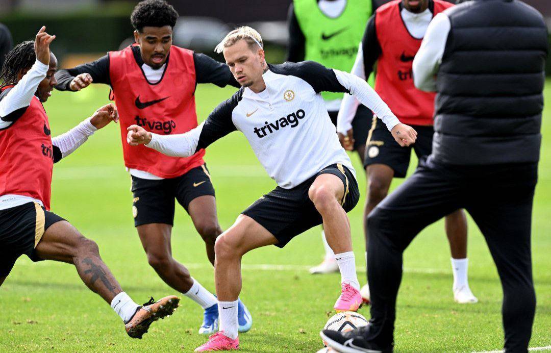 Мудрик после повреждения полноценно тренируется с Челси