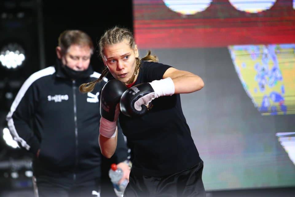 Українська боксер домоглася реваншу, била суперницю, але судді нахабно вкрали перемогу