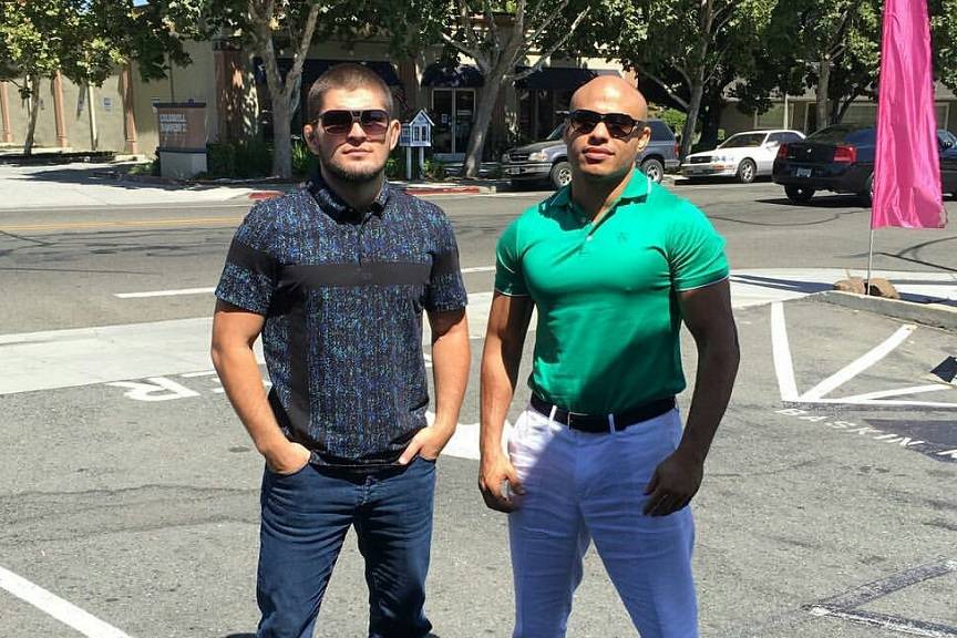 Хабиб готов пожать руку Макгрегору, а его менеджер угрожает ирландцу расправой