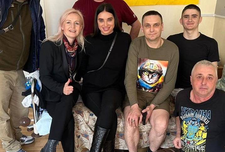 Жена Усика проведала в госпитале раненных украинских воинов