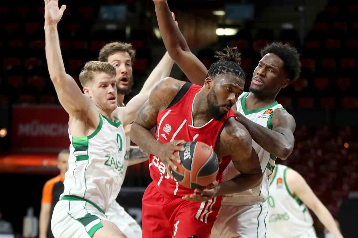 Евролига. «Эфес» в овертайме дожал «Басконию», «Бавария» минимально переиграла «Жальгирис»