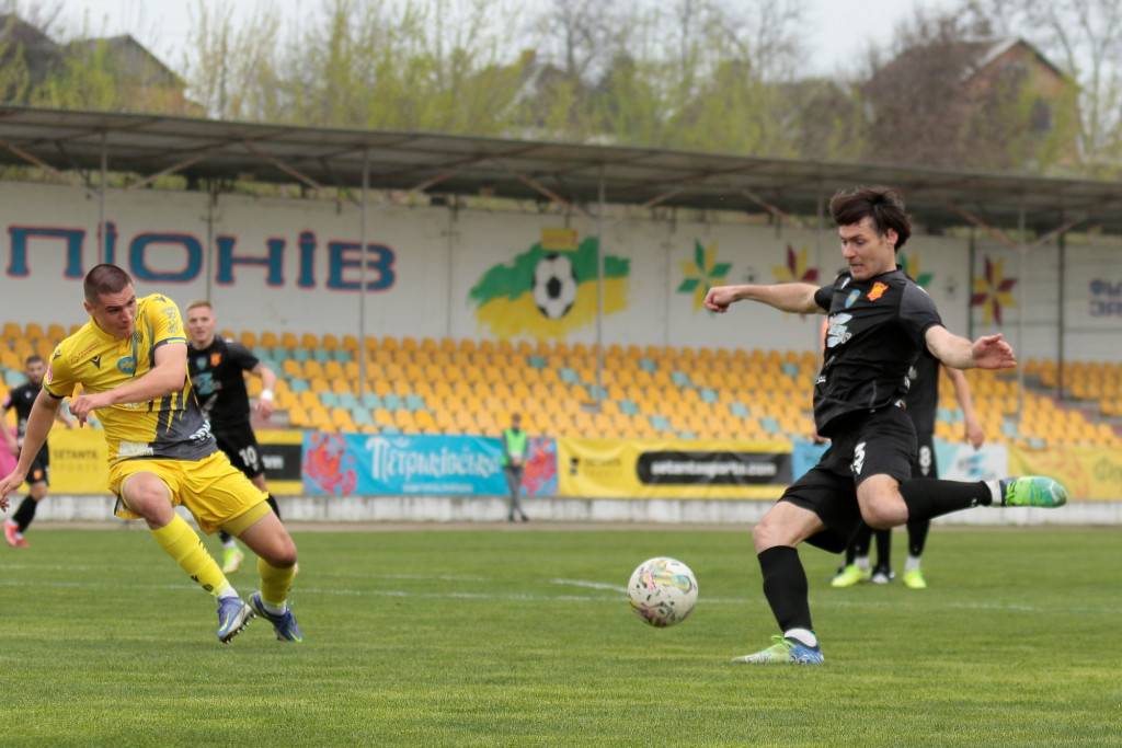 «Ингулец» после несогласия допустить VAR победил «Рух» благодаря пенальти и удалению