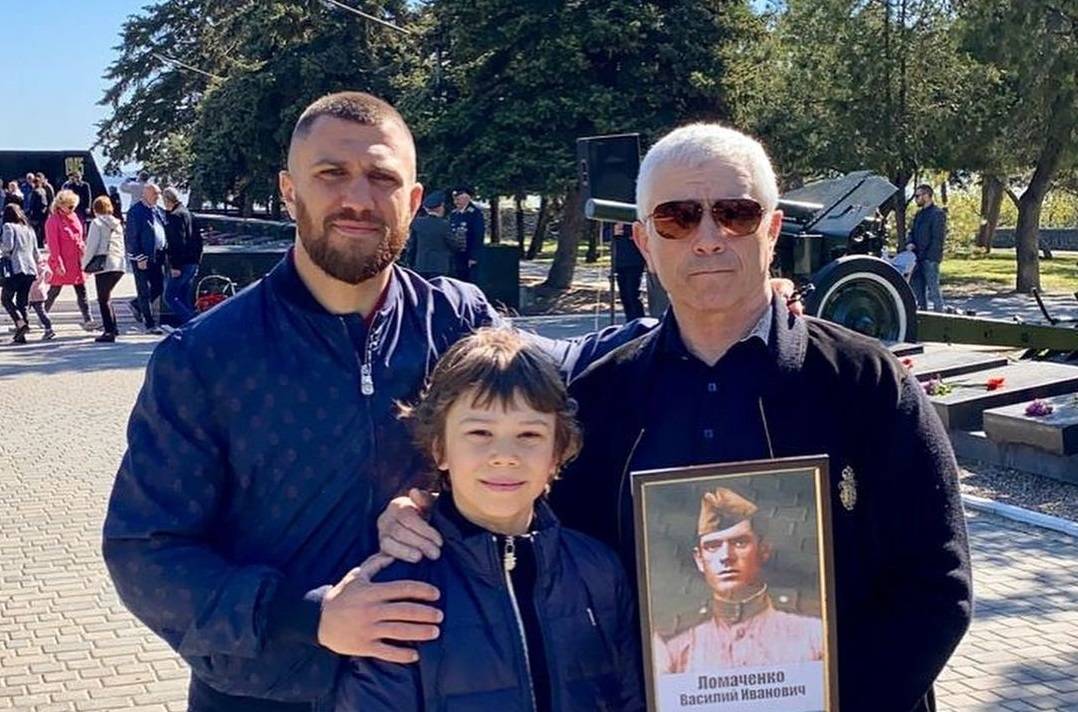 Ломаченко с отцом посетили акцию «Бессмертный полк»