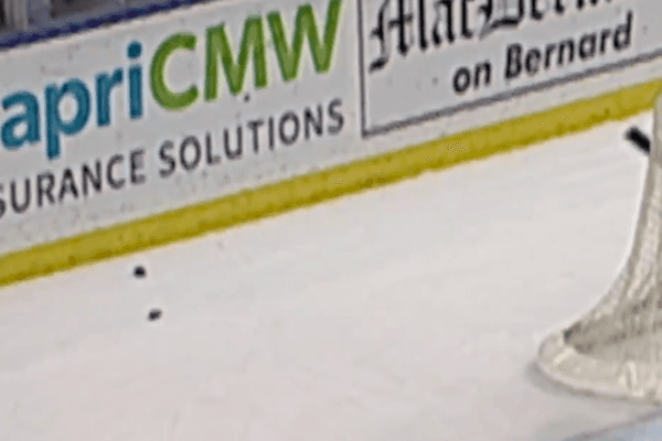 В матче WHL шайба раскололась на две части после броска