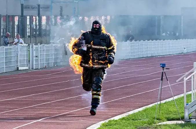 Чоловіка підпалили, і він в обіймах полум'я пробіг на світовий рекорд. Відео
