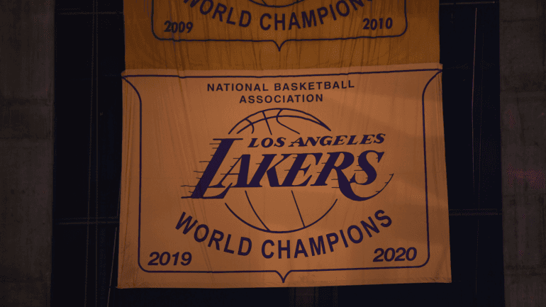 «Лейкерс» подняли чемпионский баннер под своды Staples Center