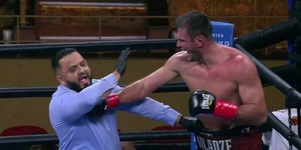 Суперник Вихриста після програного бою вдарив суддю. Відео