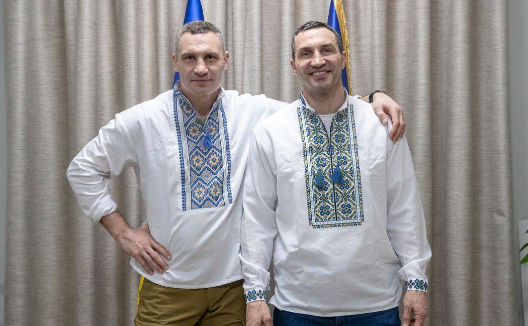 Братья Кличко провели встречу с юниорской сборной Украины после ее отказа от участия в ЧЕ-2022