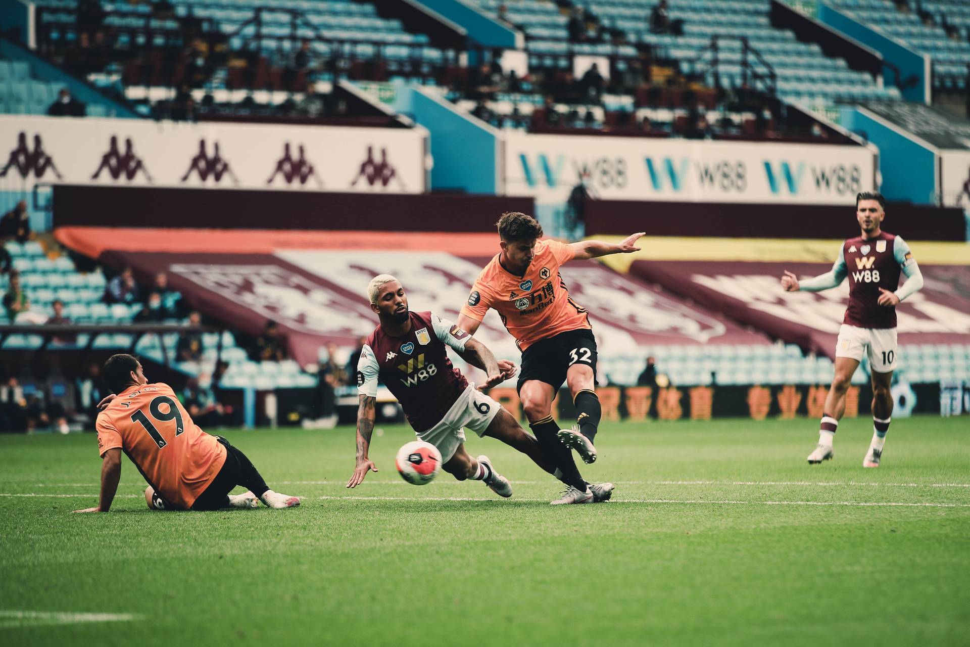 «Вулверхэмптон» выиграл третий матч подряд, обыграв «Астон Виллу»