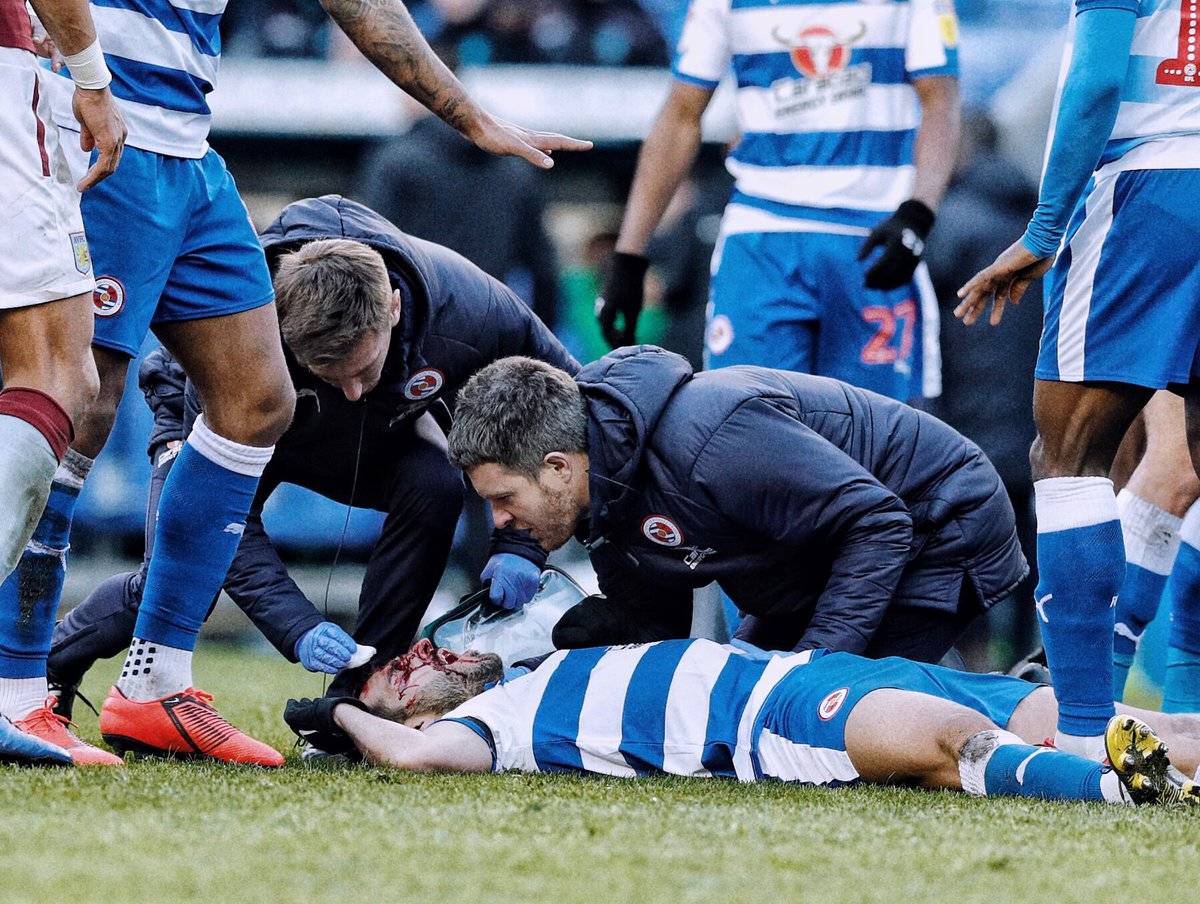 Не для слабонервных. Форварду «Рединга» наступили бутсой на лицо во время матча