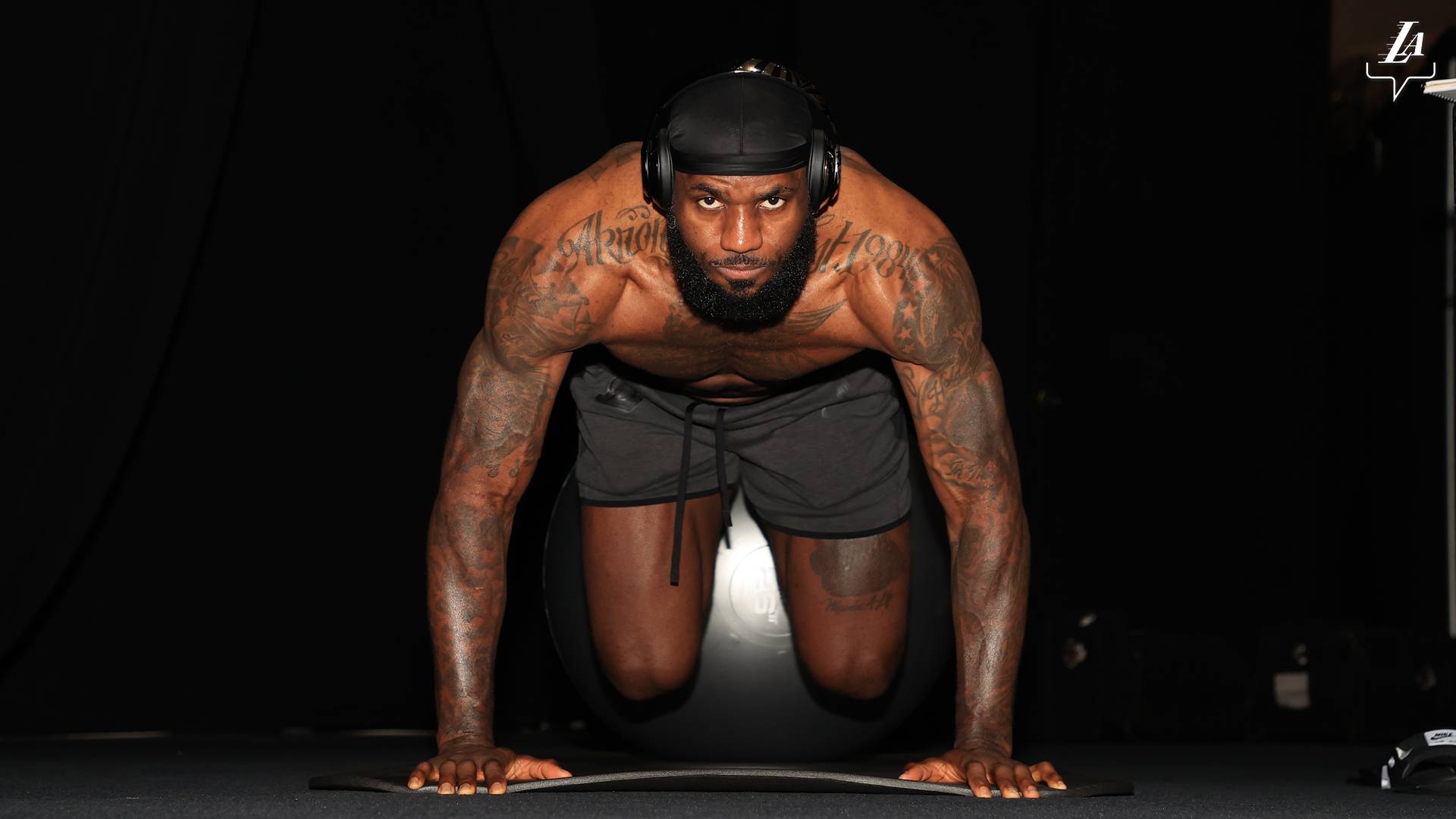 Леброн Джеймс вышел на второе место в истории по количеству побед в плей-офф НБА