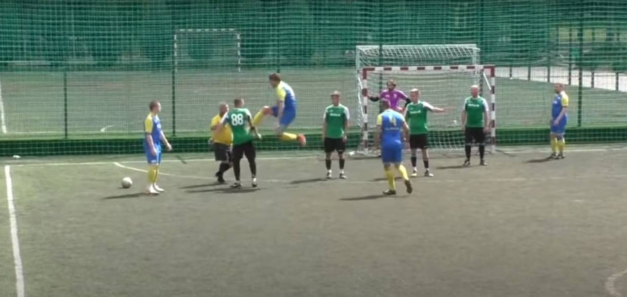 Убойный футбол. В Харькове футболист красивым ударом ногой в прыжке начал массовую драку