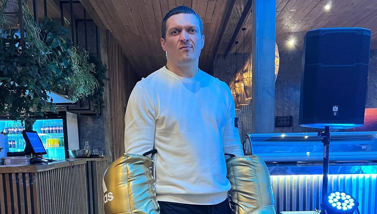 Прямо в крест православний. Усик під церковну молитву занурився в ополонку. Відео