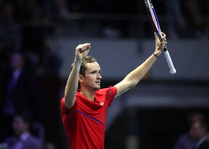 Медведев выиграл третий титул в сезоне, победив в Санкт-Петербурге