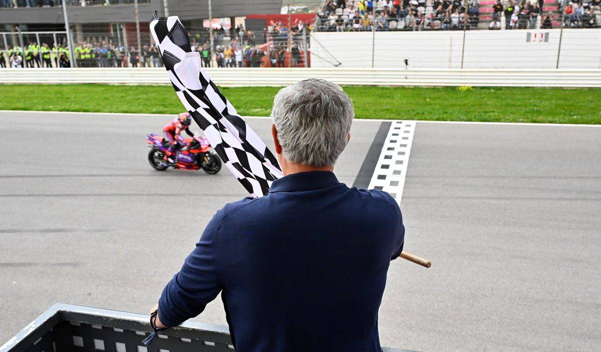 Моуринью помахал клетчатым флагом на гонке Moto GP