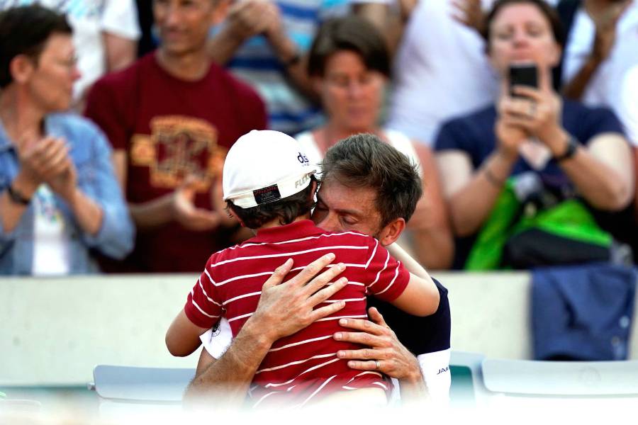 Маю и обыгравший его Майер расплакались после матча на Roland Garros