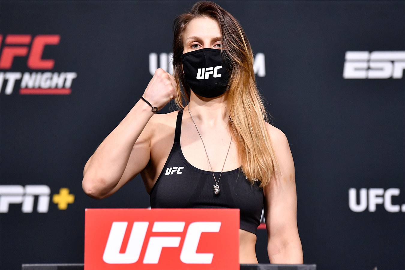 Вот до чего приводит сумасшедшая сгонка веса. Боец UFC потеряла сознание на процедуре взвешивания