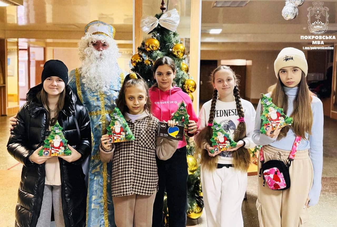 Новий рік для дітей прифронтової Донеччини: солодкі подарунки та віра в диво