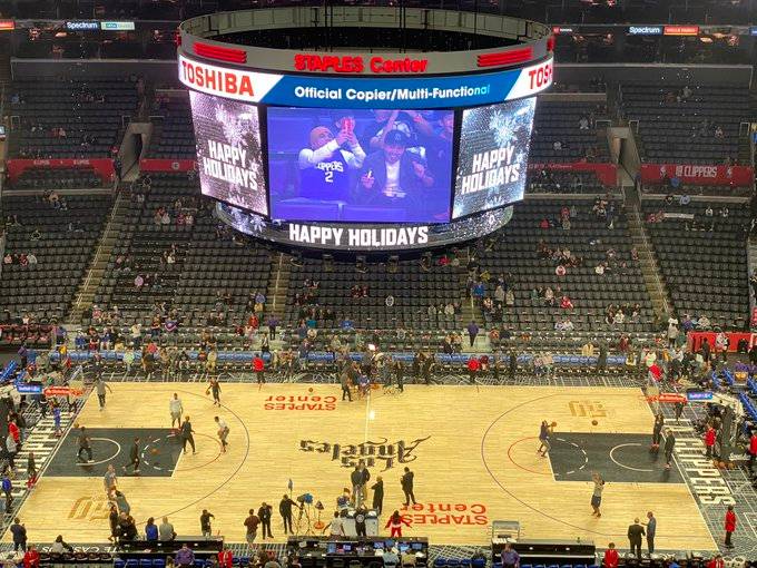 Бросок на 100 тысяч. Фанат «Лейкерс» заработал космические деньги благодаря своей точности 