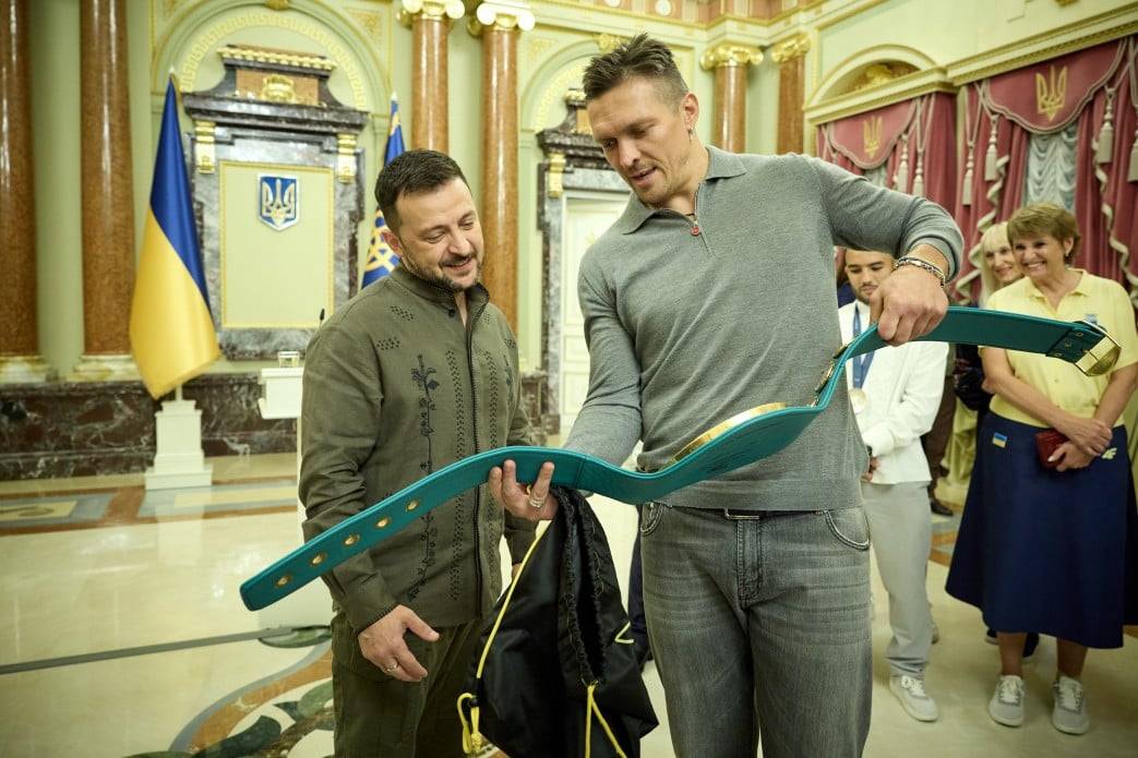 «Він боєць у нас». Усик розповів, чому подарував пояс WBC Зеленському