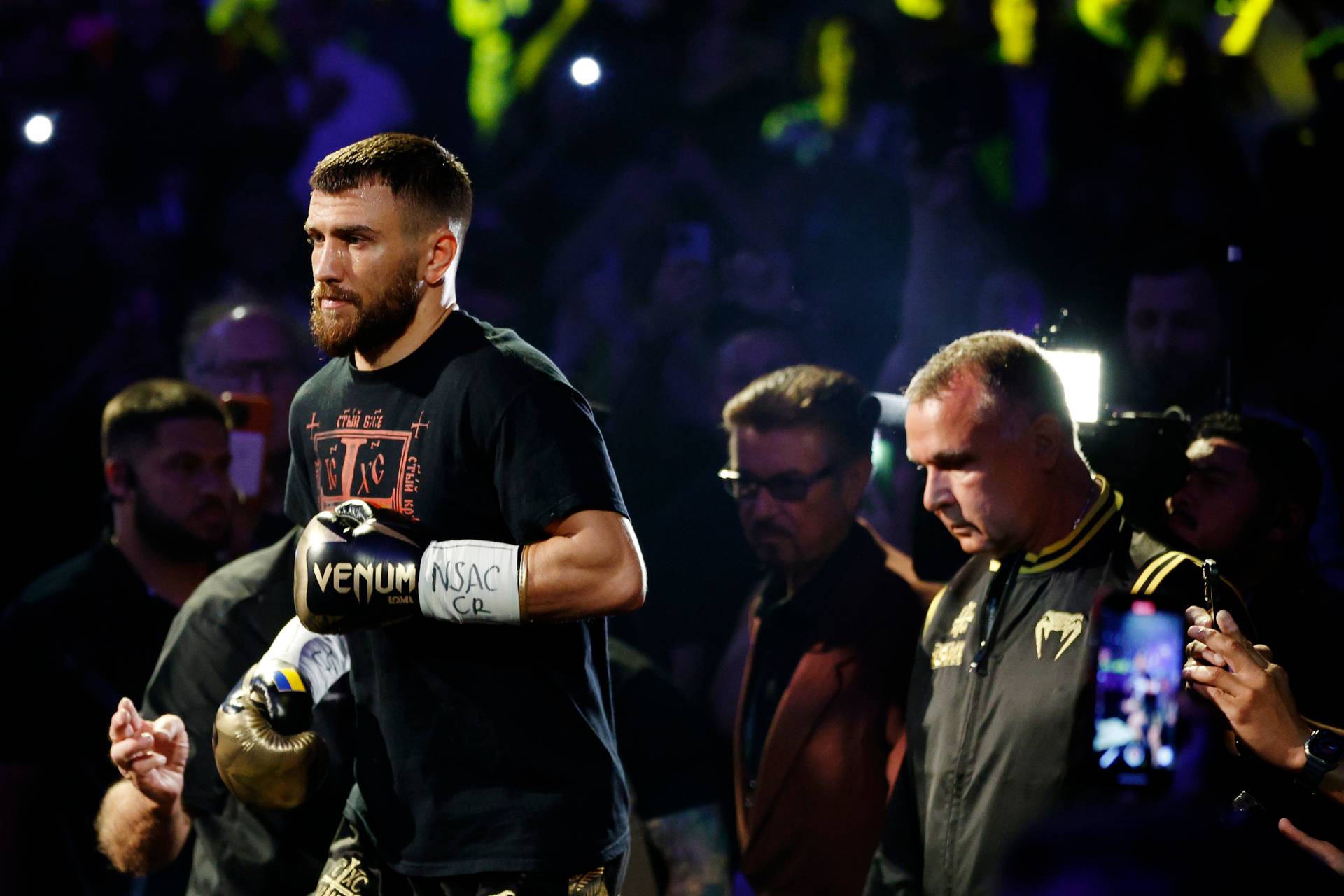 Команда Ломаченка попросила WBC, WBO, WBA і IBF залишити українця обов'язковим претендентом після поразки від Хейні