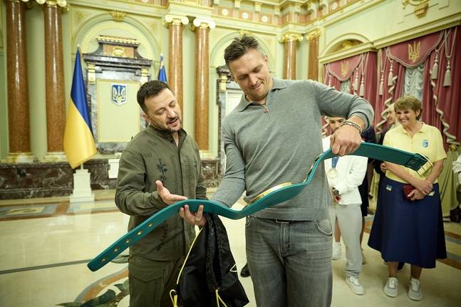 «Це справжній». Усик подарував Зеленському пояс WBC