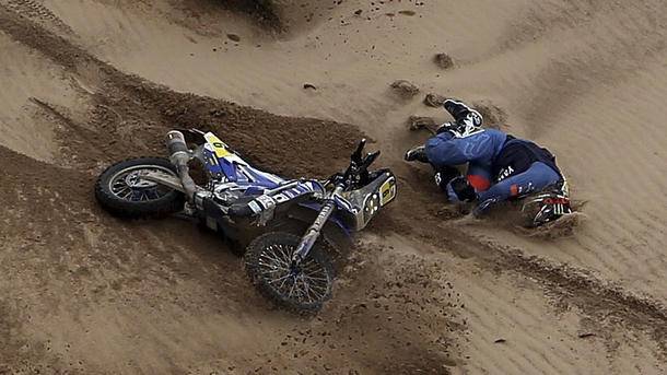 Участники «Дакара» врезались друг в друга во время гонки