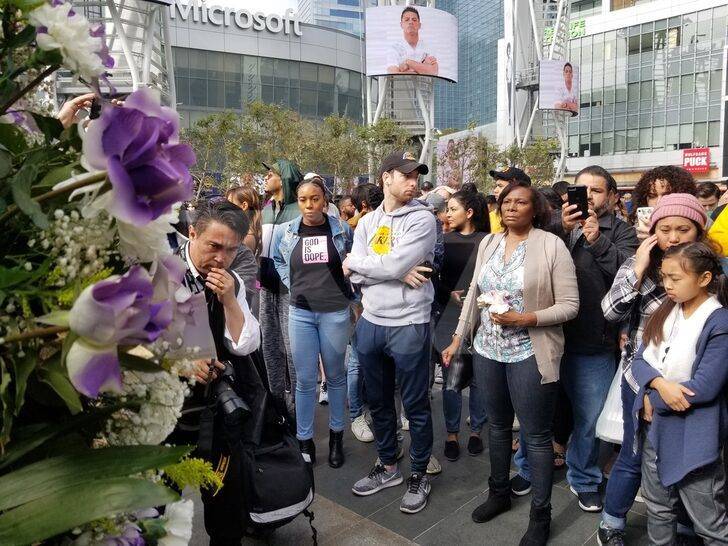 Cотни болельщиков собрались возле домашней арены «Лейкерс», чтобы почтить память Коби Брайанта