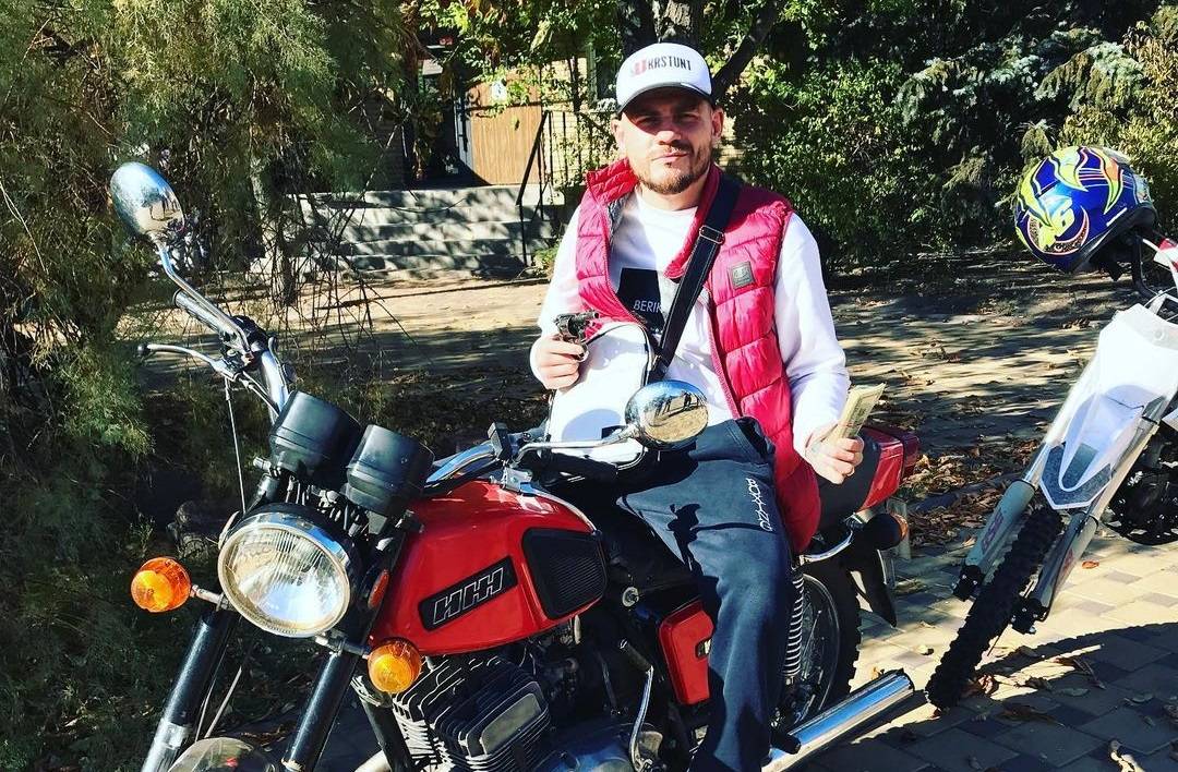 Мы чего-то не знаем о его сопернике? Беринчик в рамках подготовки к бою валит деревья в Карпатах