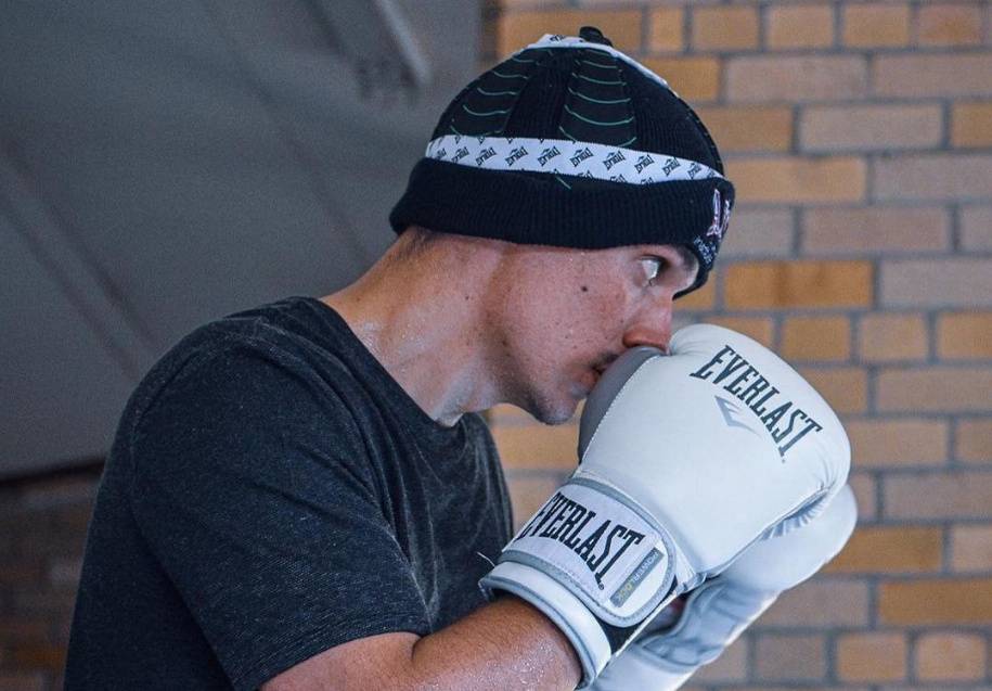 Цзю показал как отрабатывал удар, которым отключил последнего соперника