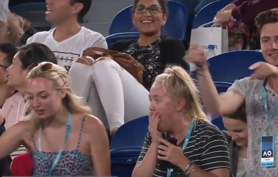 Фанатка разбила другой болельщице iPhone во время матча Australian Open