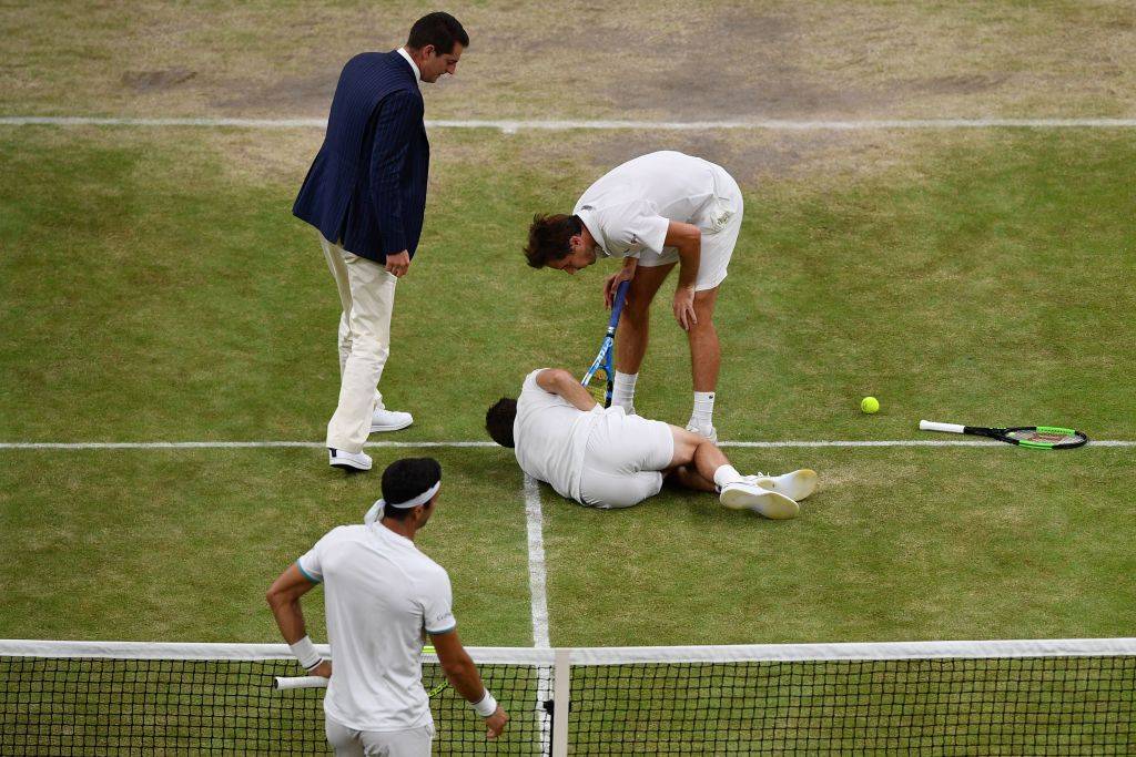 Николя Маю пытался выиграть финал Wimbledon, но соперник зарядил ему мячом в пах