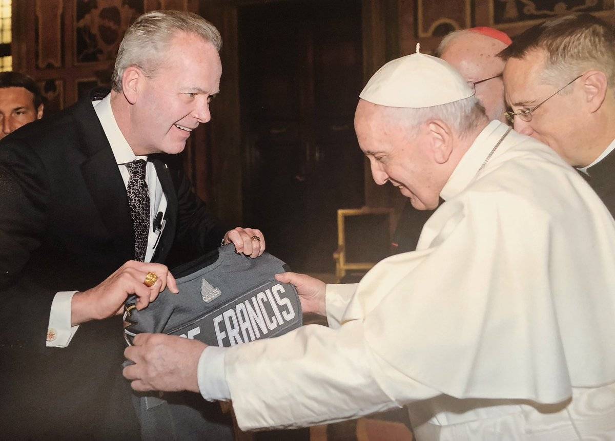 Папа Римский Франциск примерил именную джерси «Вегаса»