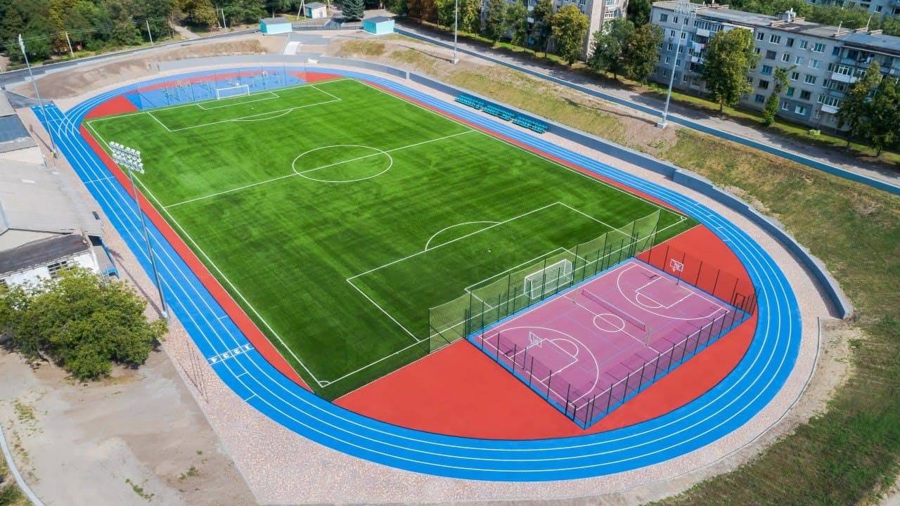 В сети высмеями чиновника, похвалившегося ремонтом спорткомплекса, который при нем отремонтировали на 1%