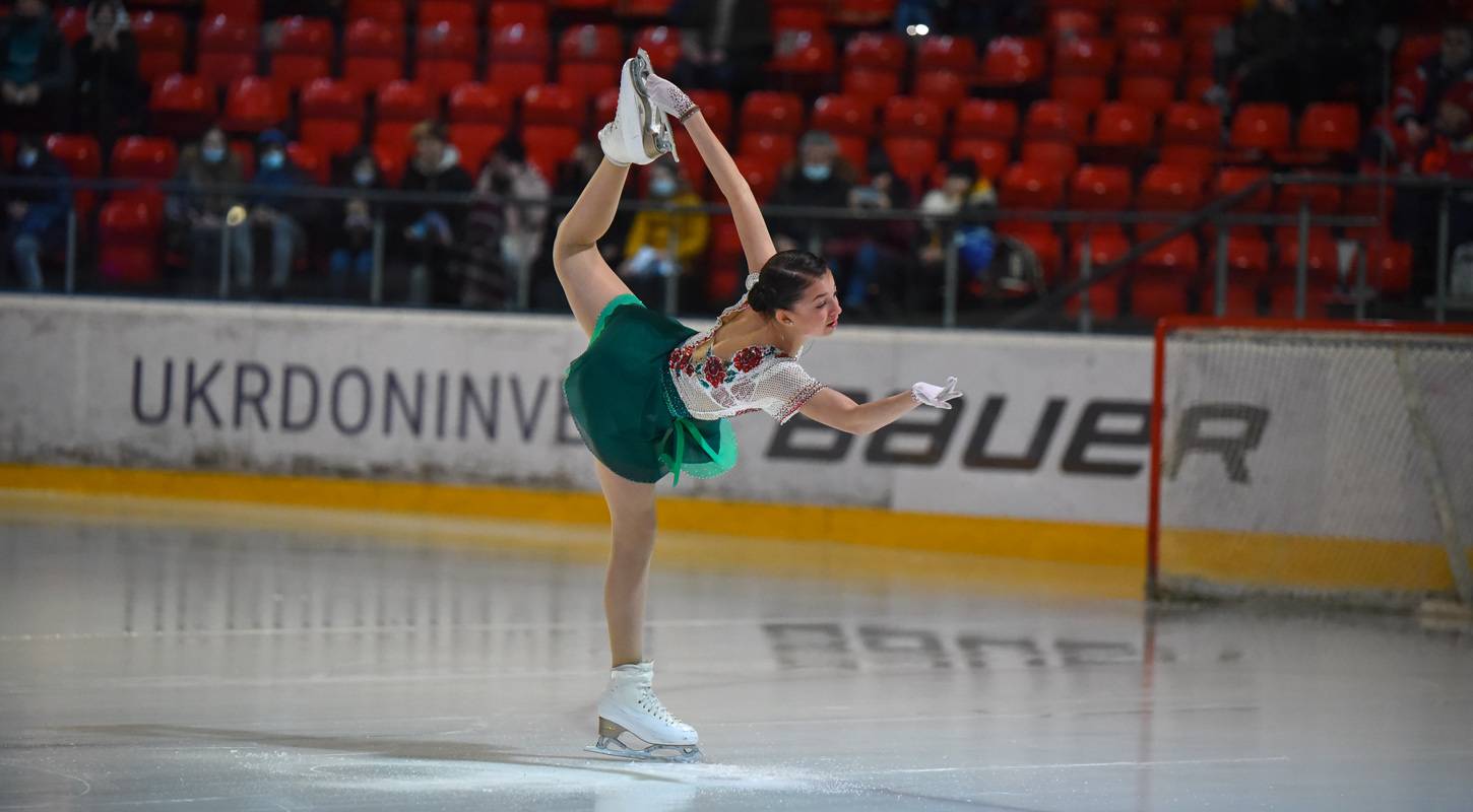 Зачаровує виступ учасниці Олімпіади! Шаботова показала неймовірний номер на матчі СК «Сокіл»