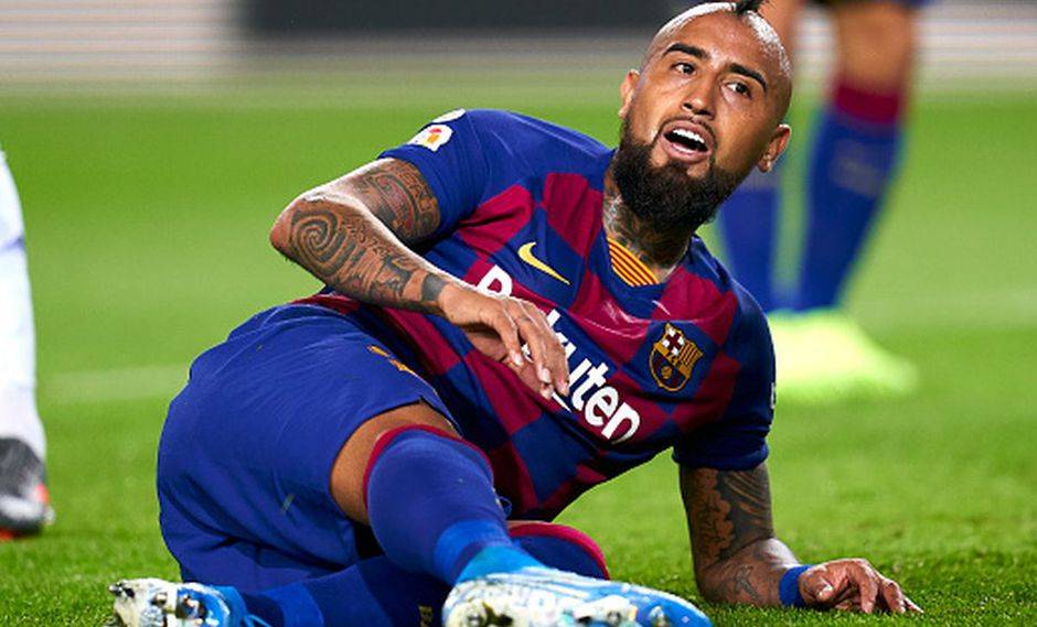 Видаль не побоялся отдать пас головой хотя лежал на газоне