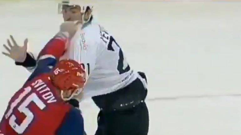 Мощнейшая драка россиянина и белоруса в матче КХЛ